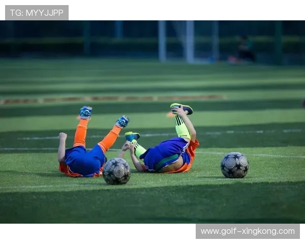 近距离观察足球球星的训练与生活细节揭示他们背后的坚韧与努力 近距离观察足球球星的训练与生活细节揭示他们背后的坚韧与努力